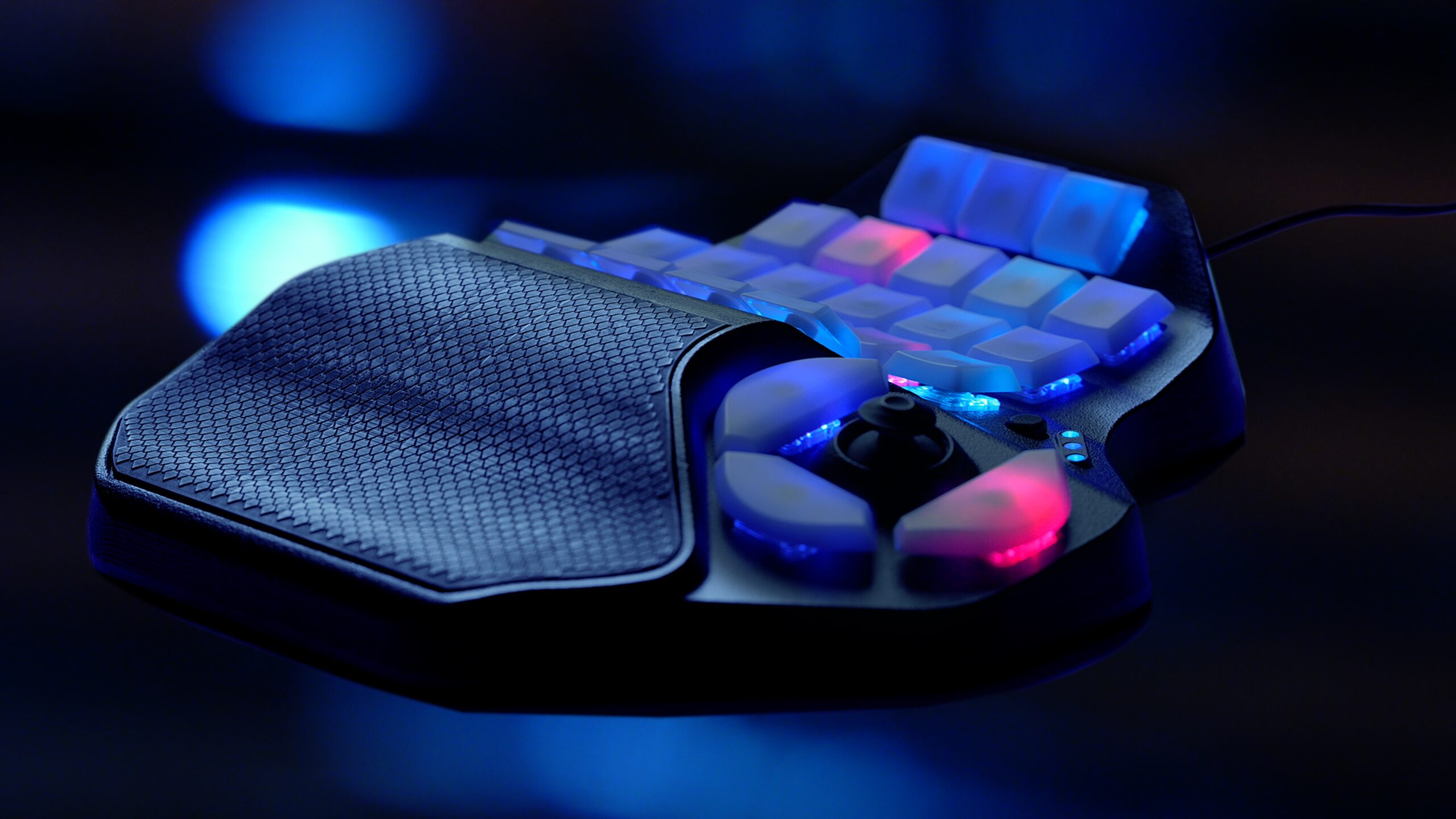 SideQuest is a competitive alternative to traditional keyboards. The left-hand keypad offers 26 programmable keys, a full motion analog thumbstick, mechanical switches, natural hand contour, customizable macros, and backlit keycaps. 